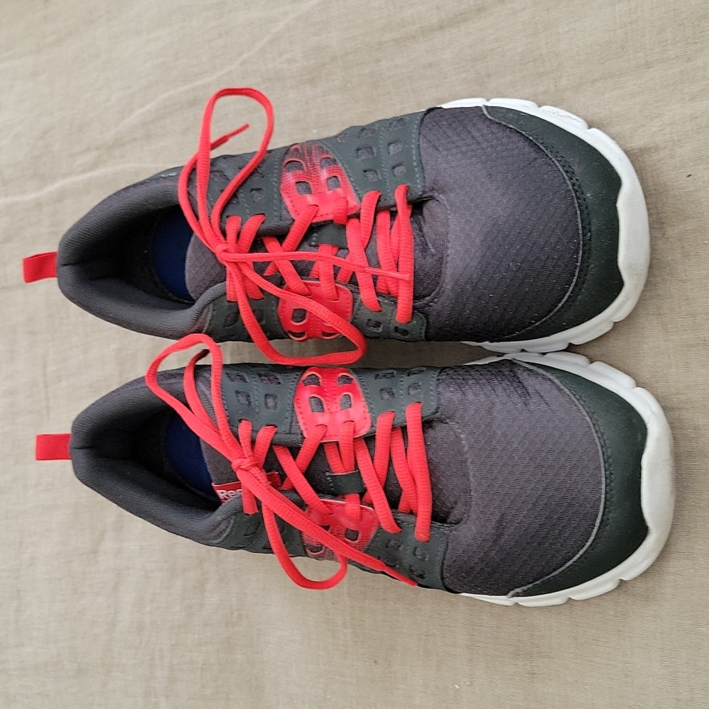 Reebok men's  running shoes. Memory Tech lace up.  Size 10 grey